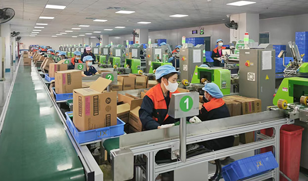 Card into paper bag packaging machine